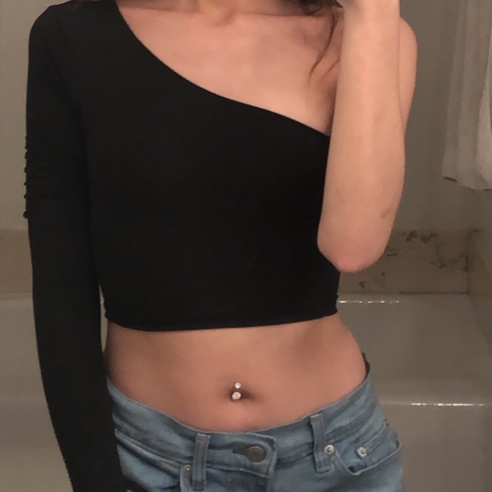 one shoulder long sleeve crop top